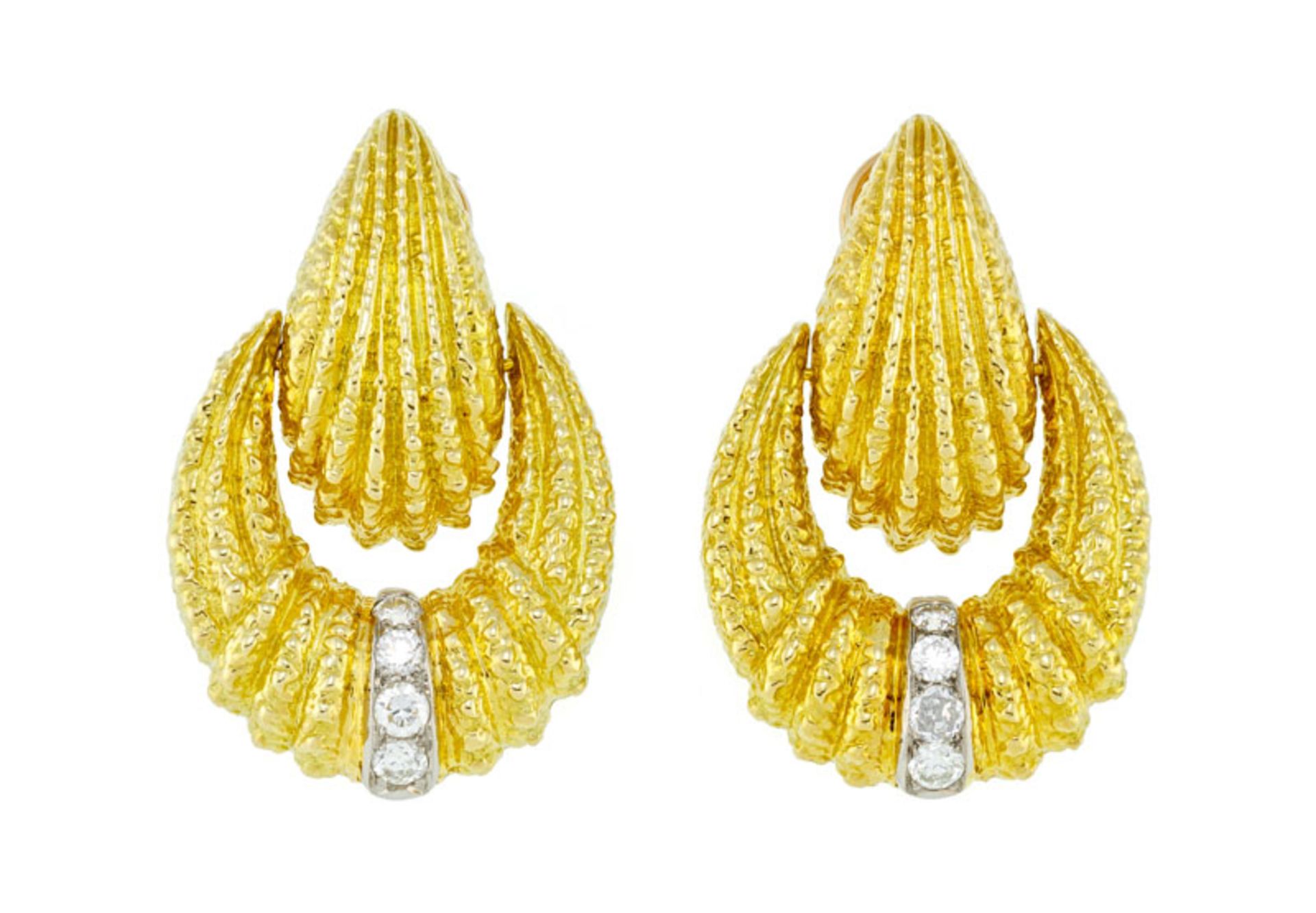 Van Cleef & Arpels, paire de clips d'oreilles années 1970, or 750 texturé sertis de diamants, on joi - Image 2 of 10