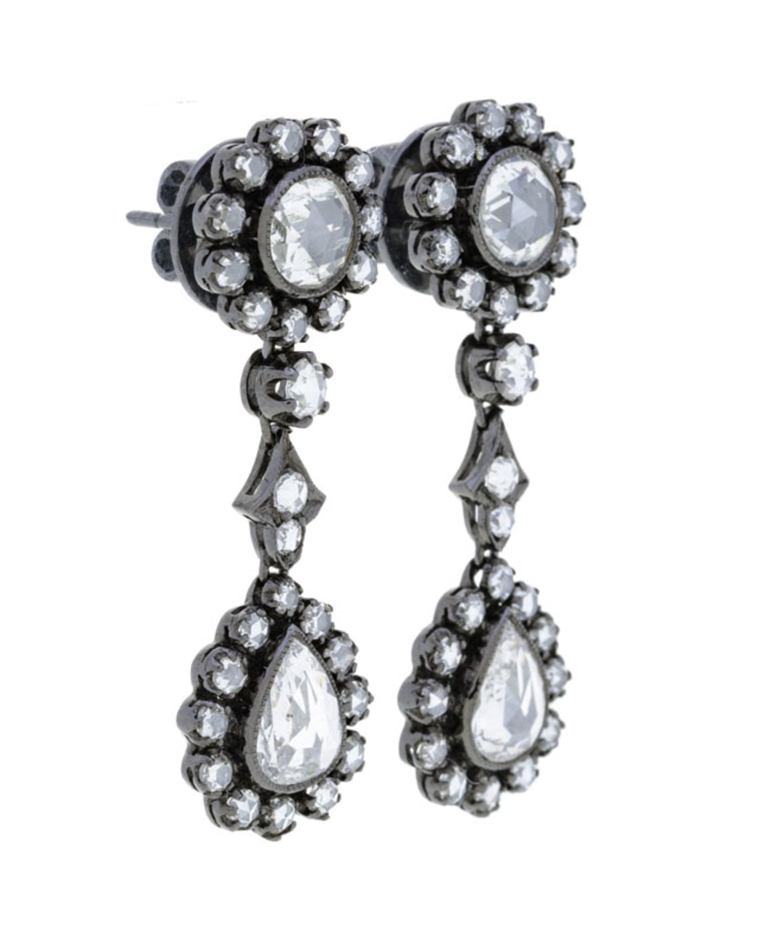 Un collier draperie et une paire de pendants d'oreilles de style XIXe s., or gris 750 noirci sertis - Bild 4 aus 6