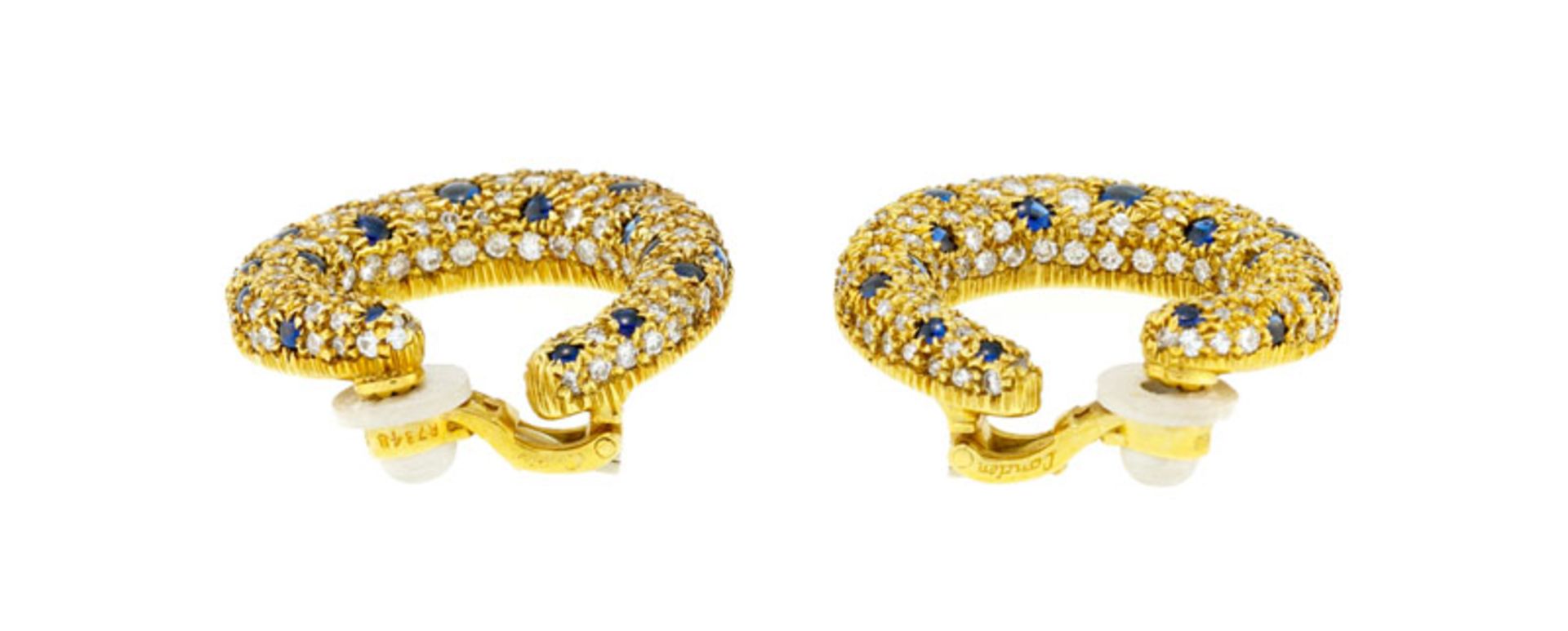 Cartier, paire de clips d'oreilles panthère or 750 pavés de diamants taille brillant entourant des c - Image 3 of 5