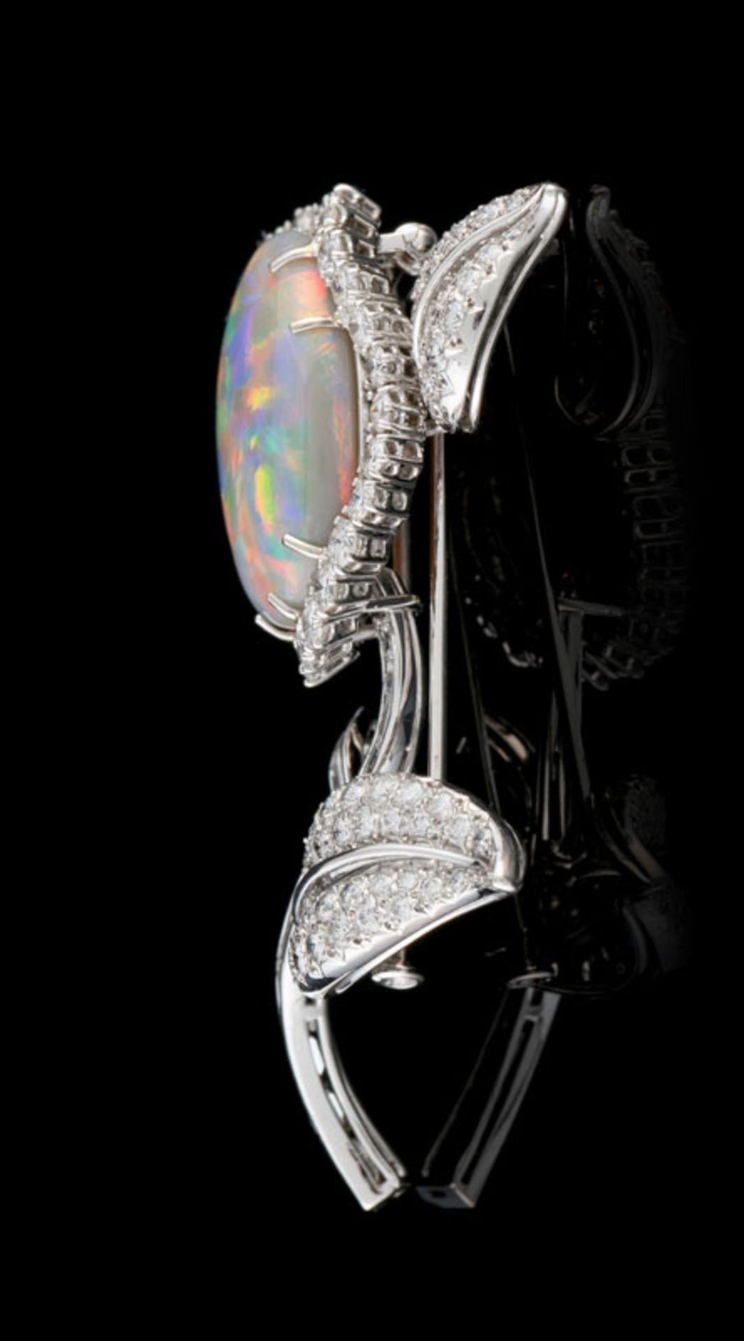 Broche fleur or gris 750 entièrement pavée de diamants taille baguette et brillant encadrant une opa - Bild 2 aus 4