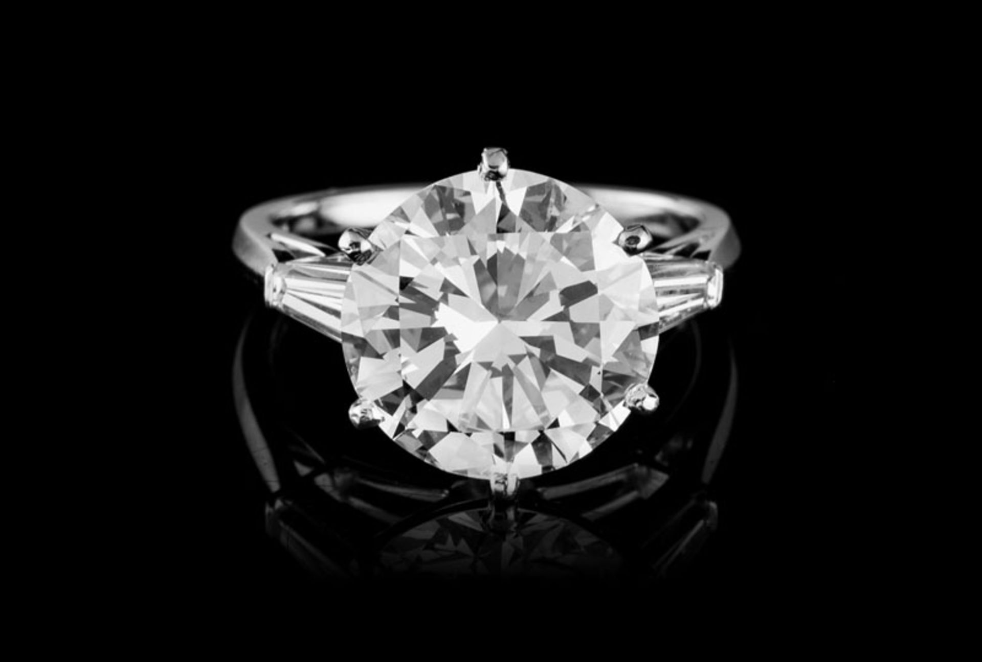 Bague platine sertie d'un diamant taille brillant de 4.54 carats épaulé de diamants taille trapèze,