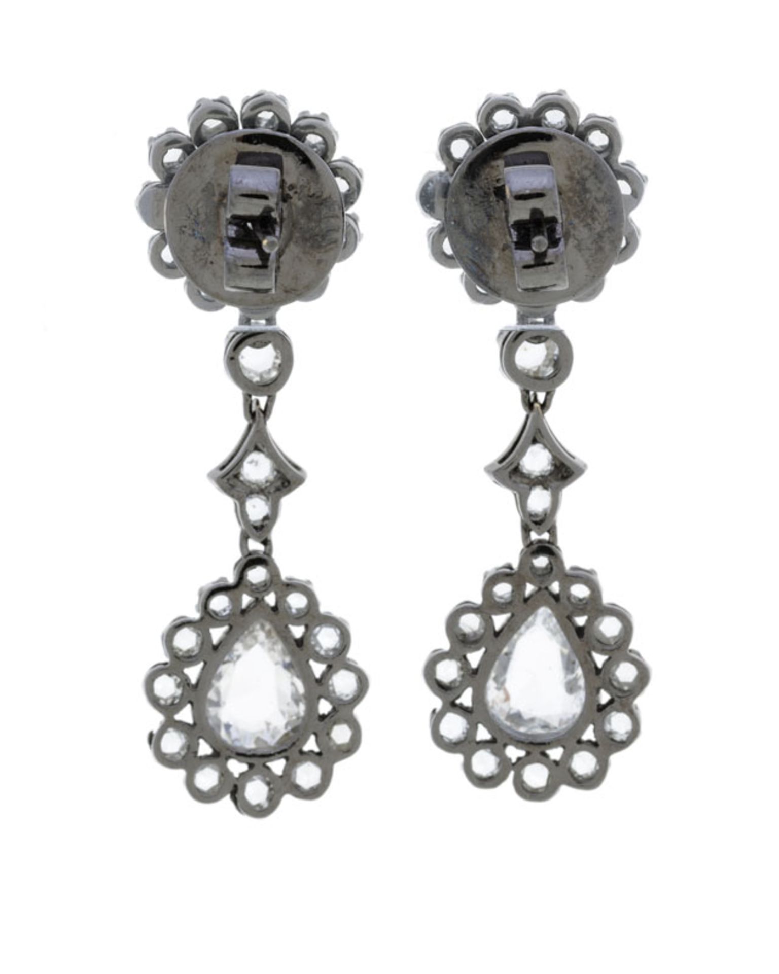 Un collier draperie et une paire de pendants d'oreilles de style XIXe s., or gris 750 noirci sertis - Bild 6 aus 6
