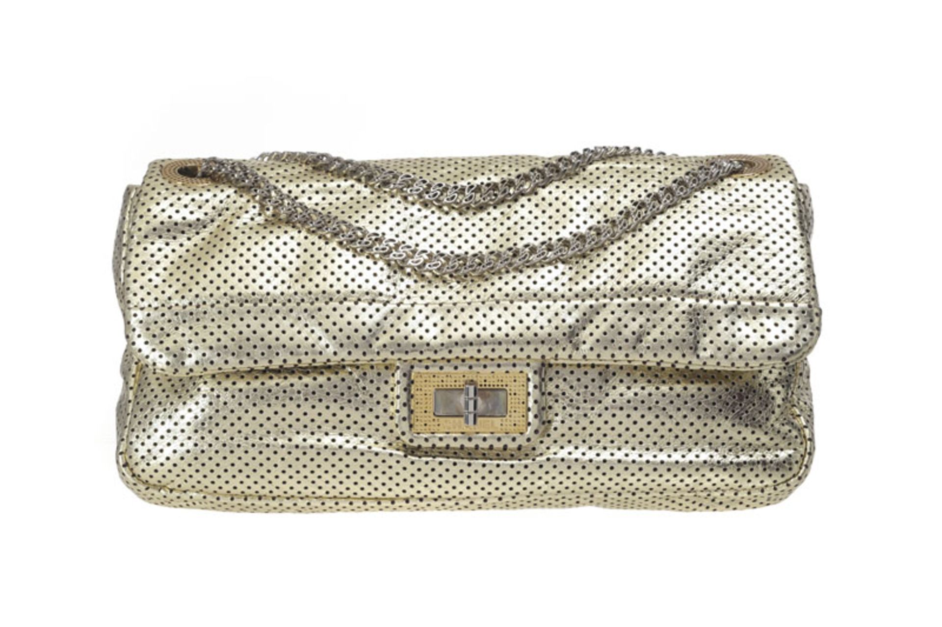 Chanel, sac 2.55 en cuir métallisé or et perforé, année 2009, rabat simple avec bandoulière à chaîne