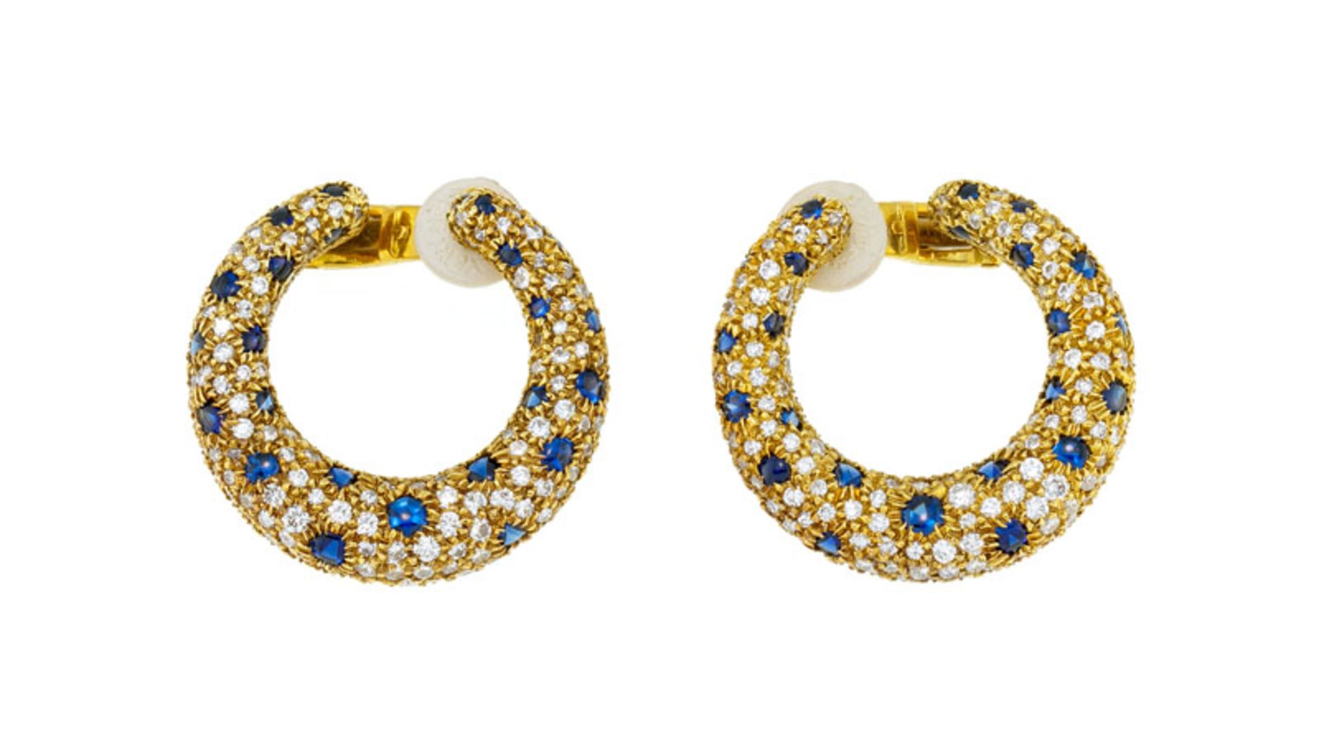 Cartier, paire de clips d'oreilles panthère or 750 pavés de diamants taille brillant entourant des c