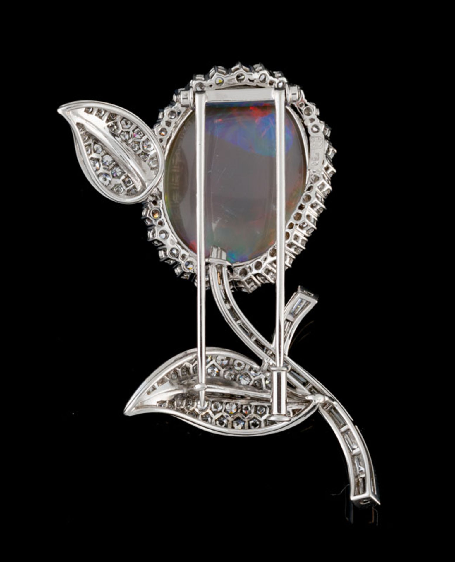 Broche fleur or gris 750 entièrement pavée de diamants taille baguette et brillant encadrant une opa - Bild 3 aus 4