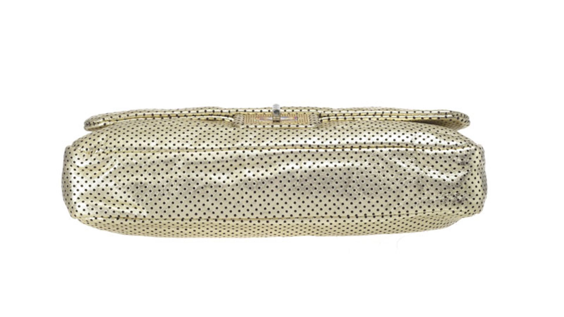 Chanel, sac 2.55 en cuir métallisé or et perforé, année 2009, rabat simple avec bandoulière à chaîne - Image 3 of 3