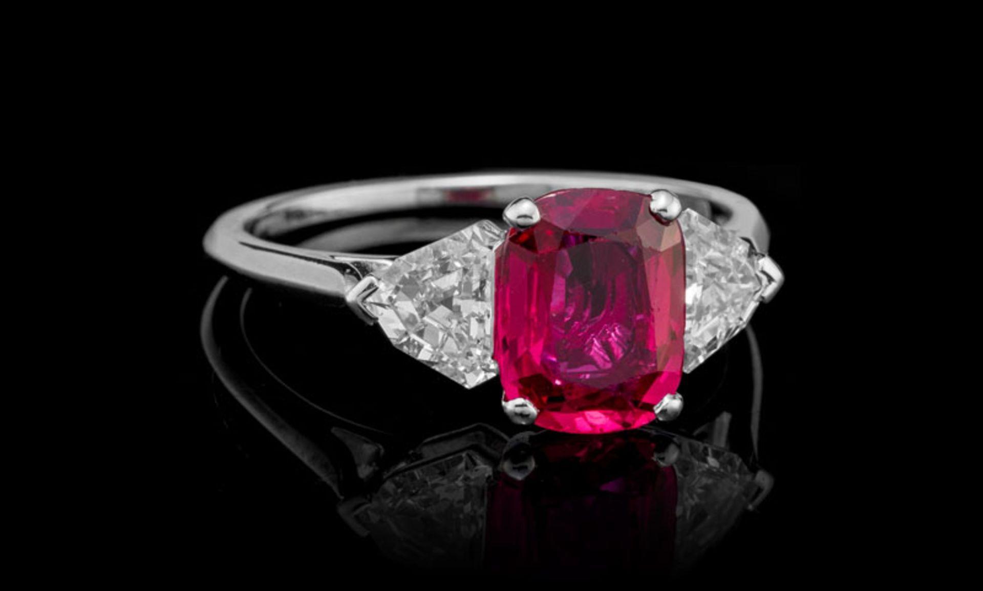 Cartier, bague platine sertie d'un rubis Birman non chauffé taille coussin de 2.065 carats épaulé de - Image 2 of 5