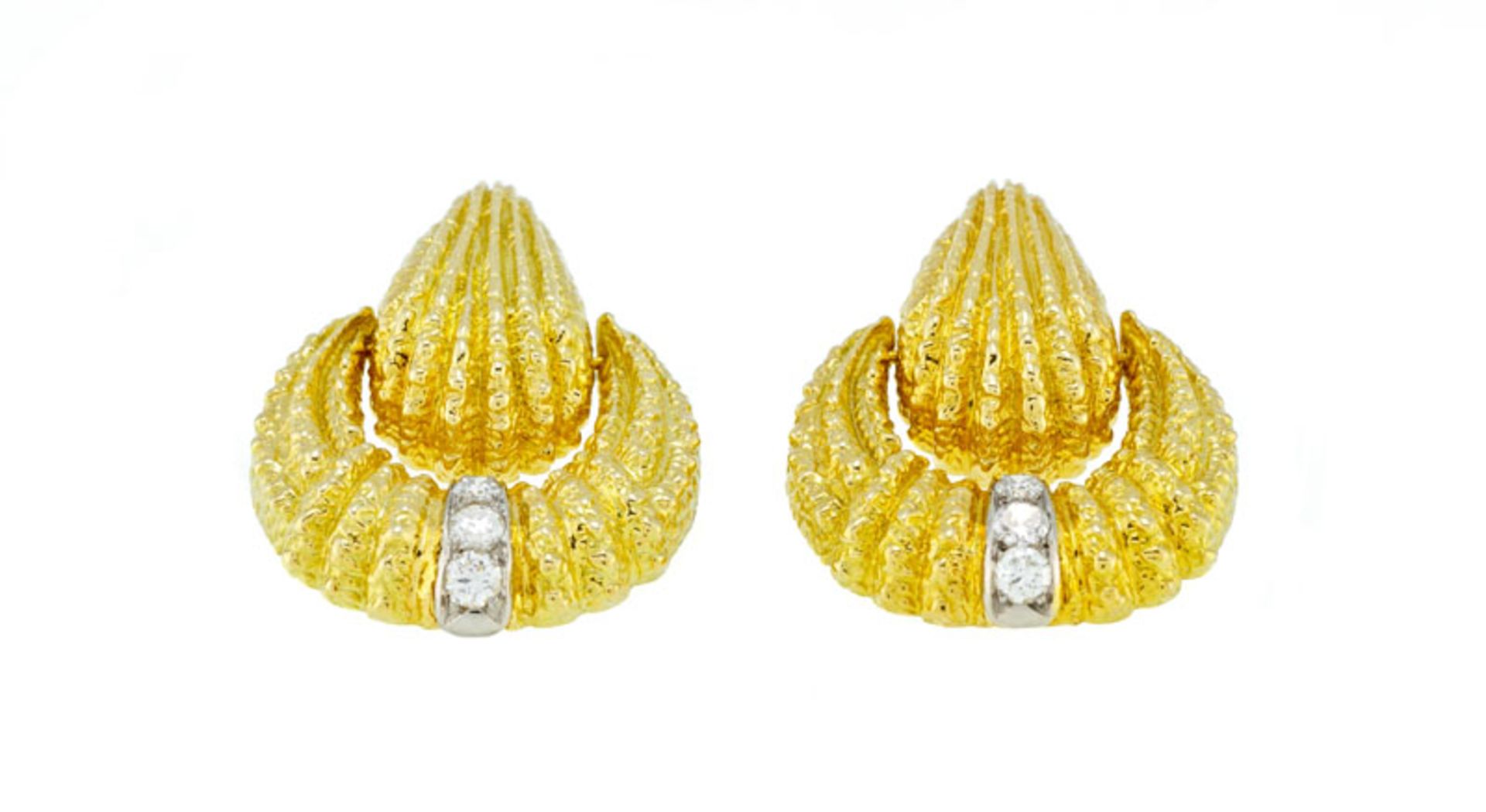 Van Cleef & Arpels, paire de clips d'oreilles années 1970, or 750 texturé sertis de diamants, on joi - Image 4 of 10