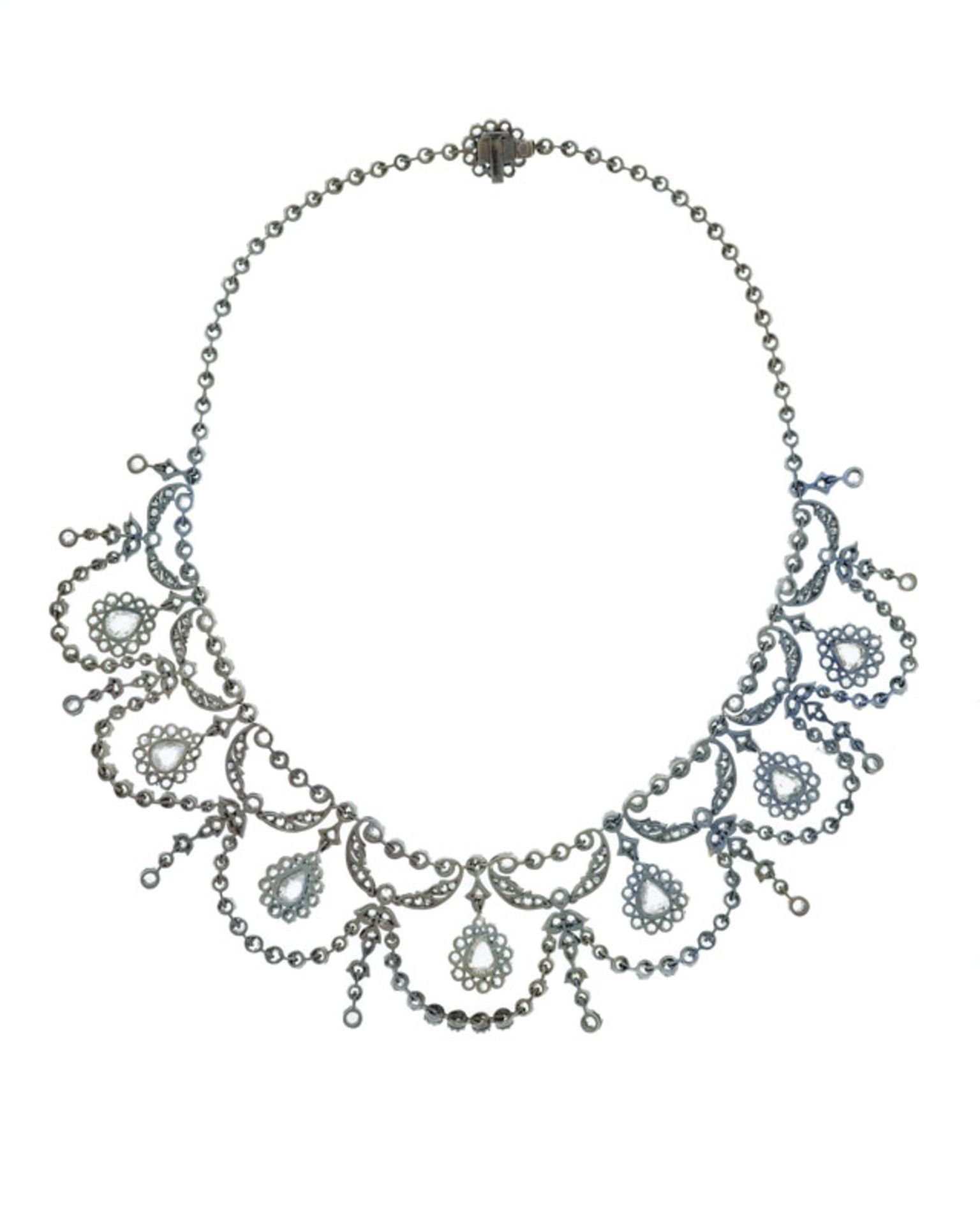 Un collier draperie et une paire de pendants d'oreilles de style XIXe s., or gris 750 noirci sertis - Bild 5 aus 6