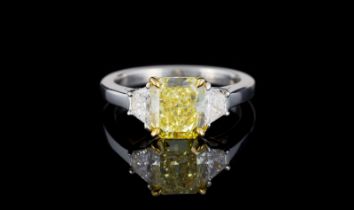 Bulgari, bague or 750 et platine sertie d'un diamant Fancy Vivid Yellow, épaulé de deux diamants tai