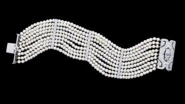 Cartier, bracelet Art Déco composé de 9 rangs de perles coupés de barettes intercalaires et d'un fer