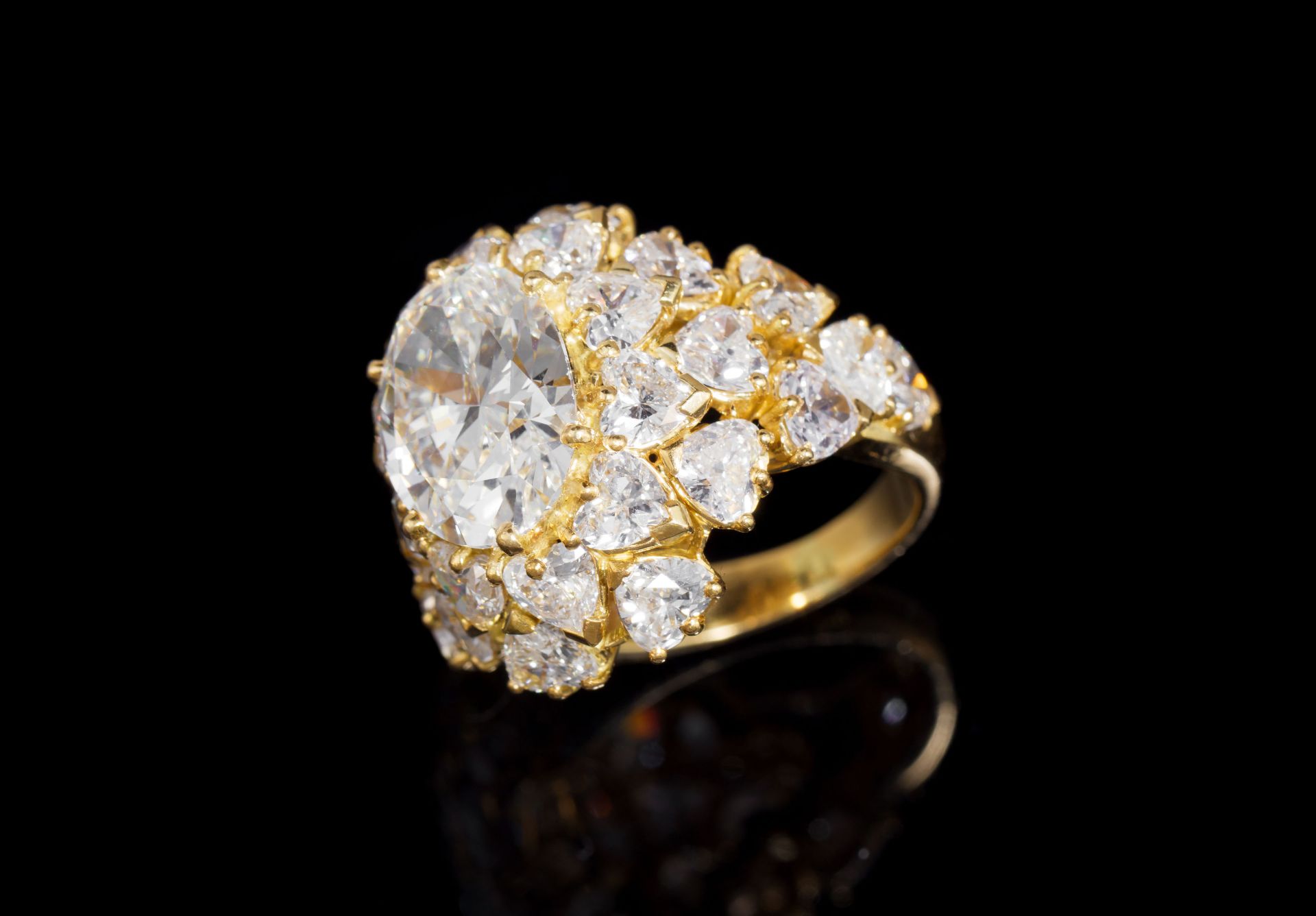 Bague or 750 sertie d'un diamant taille ovale de 5.12 carats, corps de bague pavé de diamants taill - Bild 3 aus 7