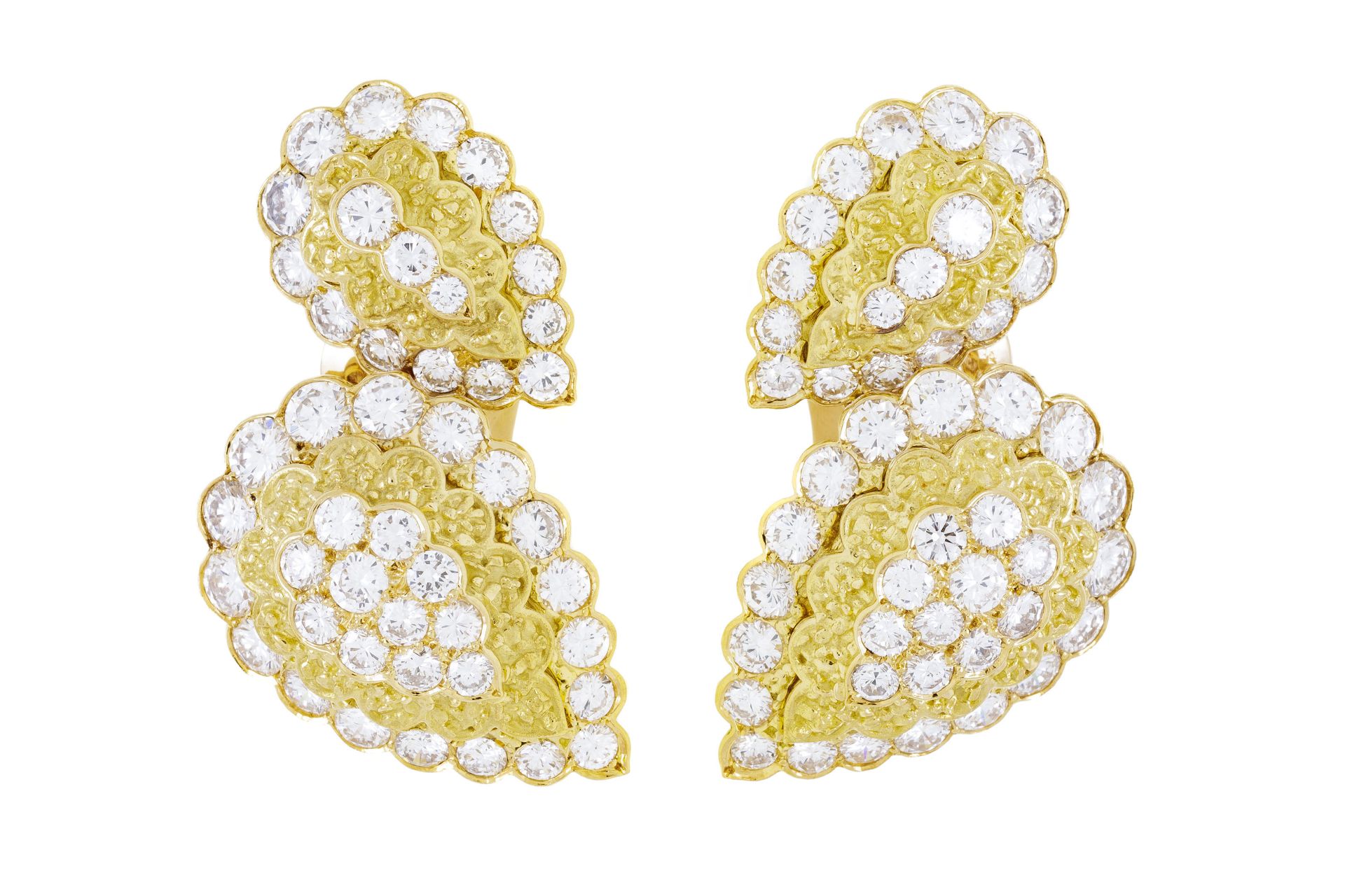 Van Cleef & Arpels, paire de clips d'oreilles gouttes en or 750 texturé sertis de diamants taille br