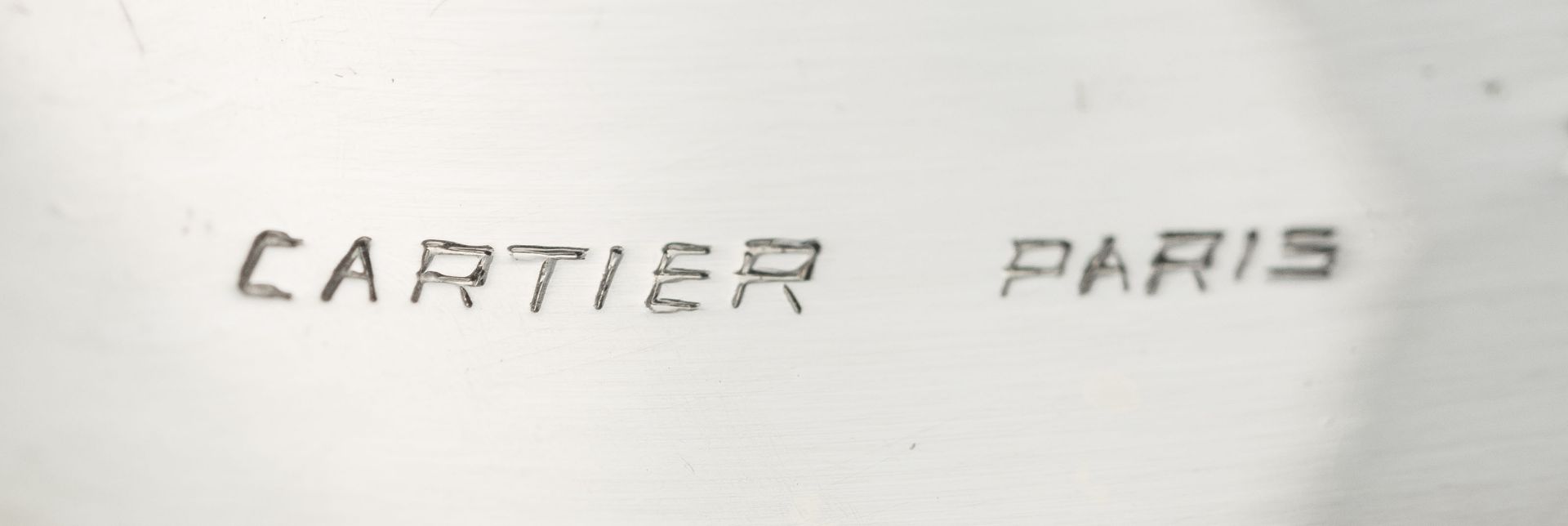 Cartier, monture par, broche or gris 750 et platine formant une grande feuille cintrée entièrement p - Image 11 of 12