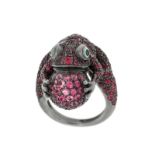 Boucheron, bague figurant une grenouille coassant en or 750 noirci entièrement pavée de saphirs rose