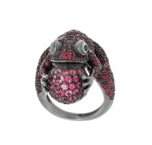 Boucheron, bague figurant une grenouille coassant en or 750 noirci entièrement pavée de saphirs rose