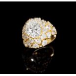 Bague or 750 sertie d'un diamant taille ovale de 5.12 carats, corps de bague pavé de diamants taill