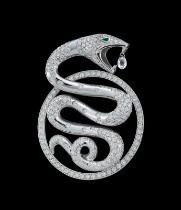 Boucheron, Trouble Serpent, pendentif or gris 750 pavé de diamants et d'une émeraude, sur un cordon