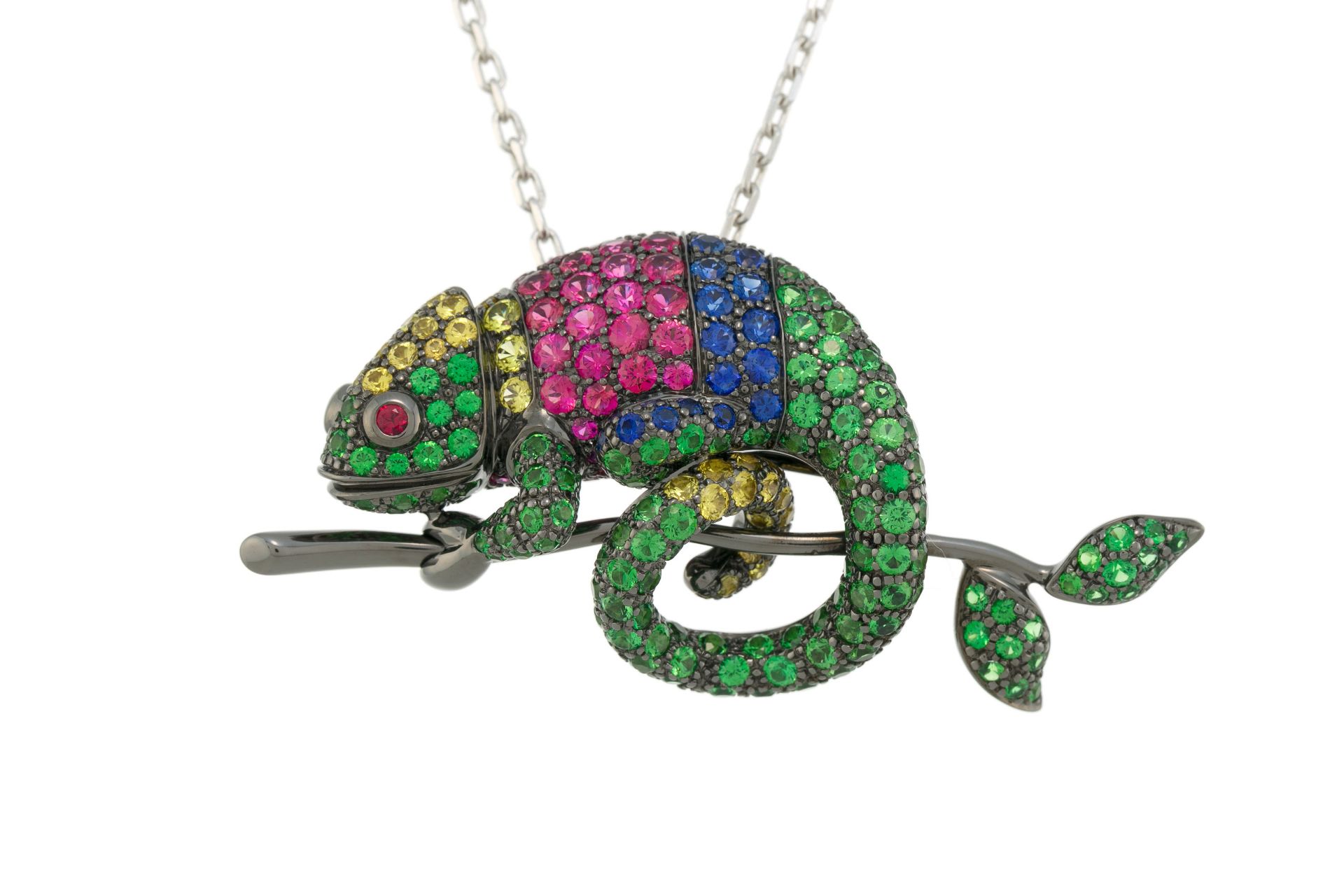 Boucheron, pendentif-broche et chaîne en or 750 figurant Masy le caméléon pavée de tsavorites, saphi - Image 3 of 6