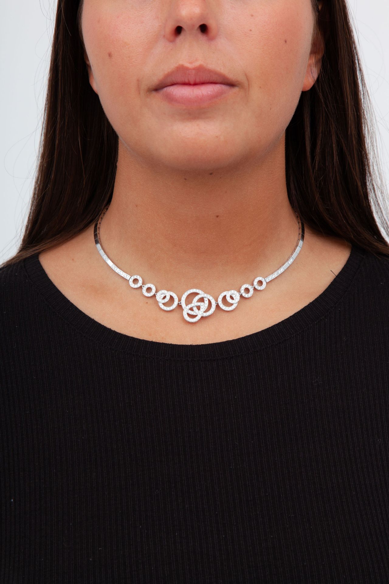 Boucheron, collier or gris 750 dont le centre à motif circulaire ajouré est pavé de diamants taille - Image 4 of 4