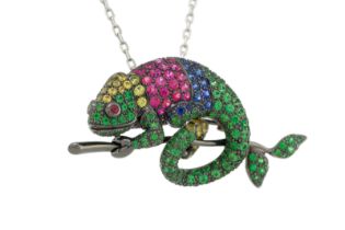 Boucheron, pendentif-broche et chaîne en or 750 figurant Masy le caméléon pavée de tsavorites, saphi