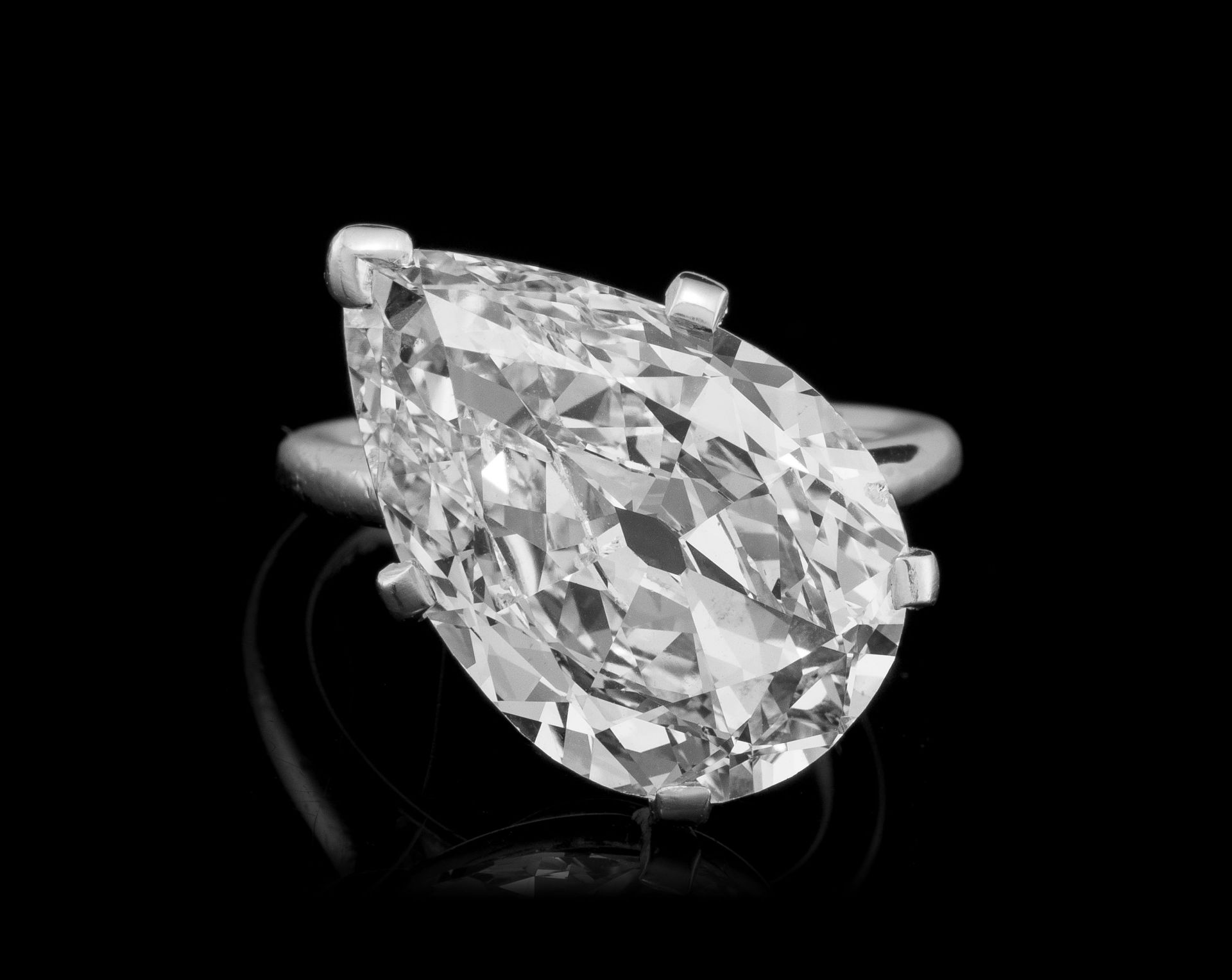Cartier, monture par, bague platine sertie d'un diamant taille poire modifié positionné de manière o