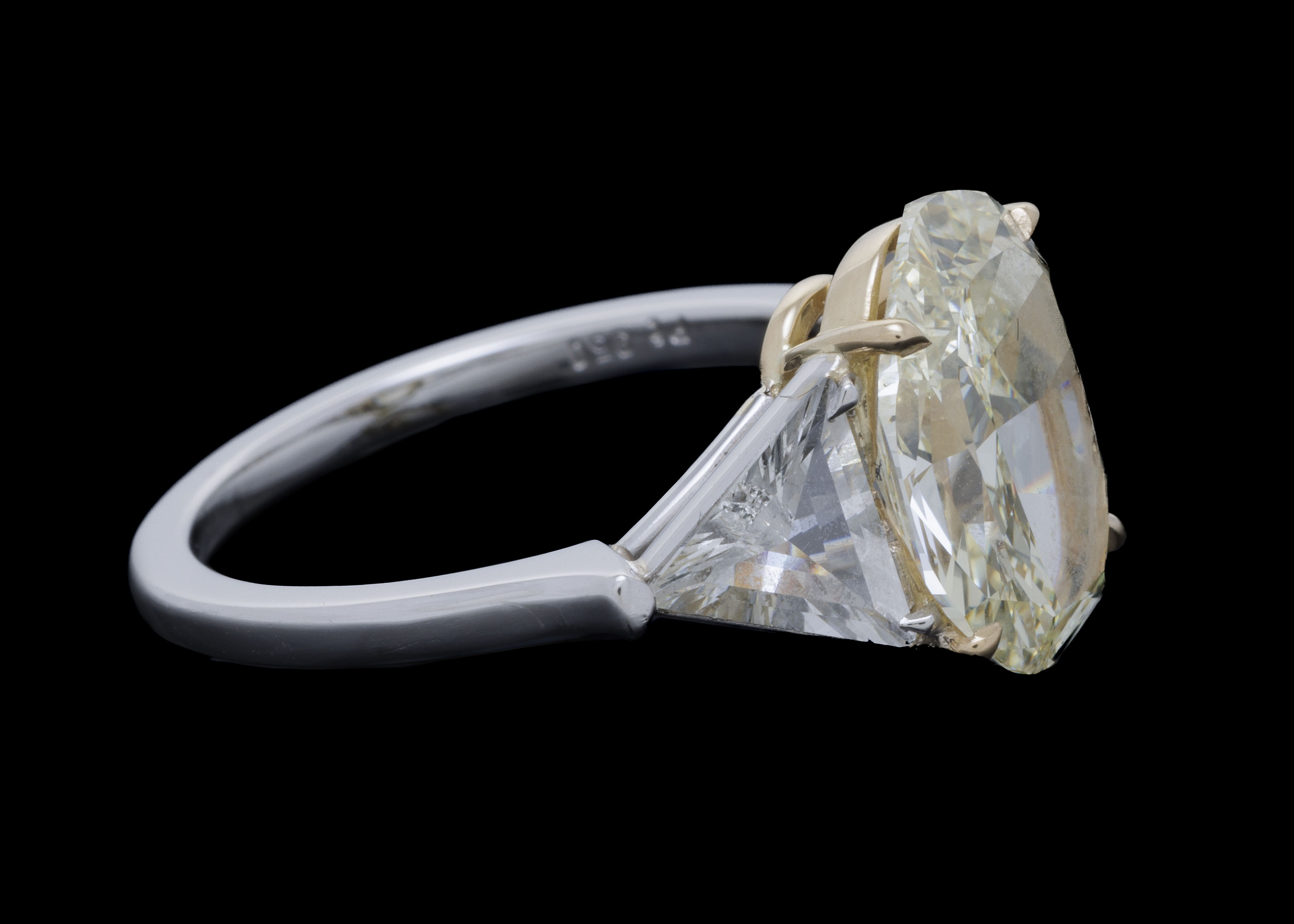 Bague platine et or 750 sertie d'un diamants taille ovale de 3.25 carats épaulé de deux diamants tai - Image 2 of 3