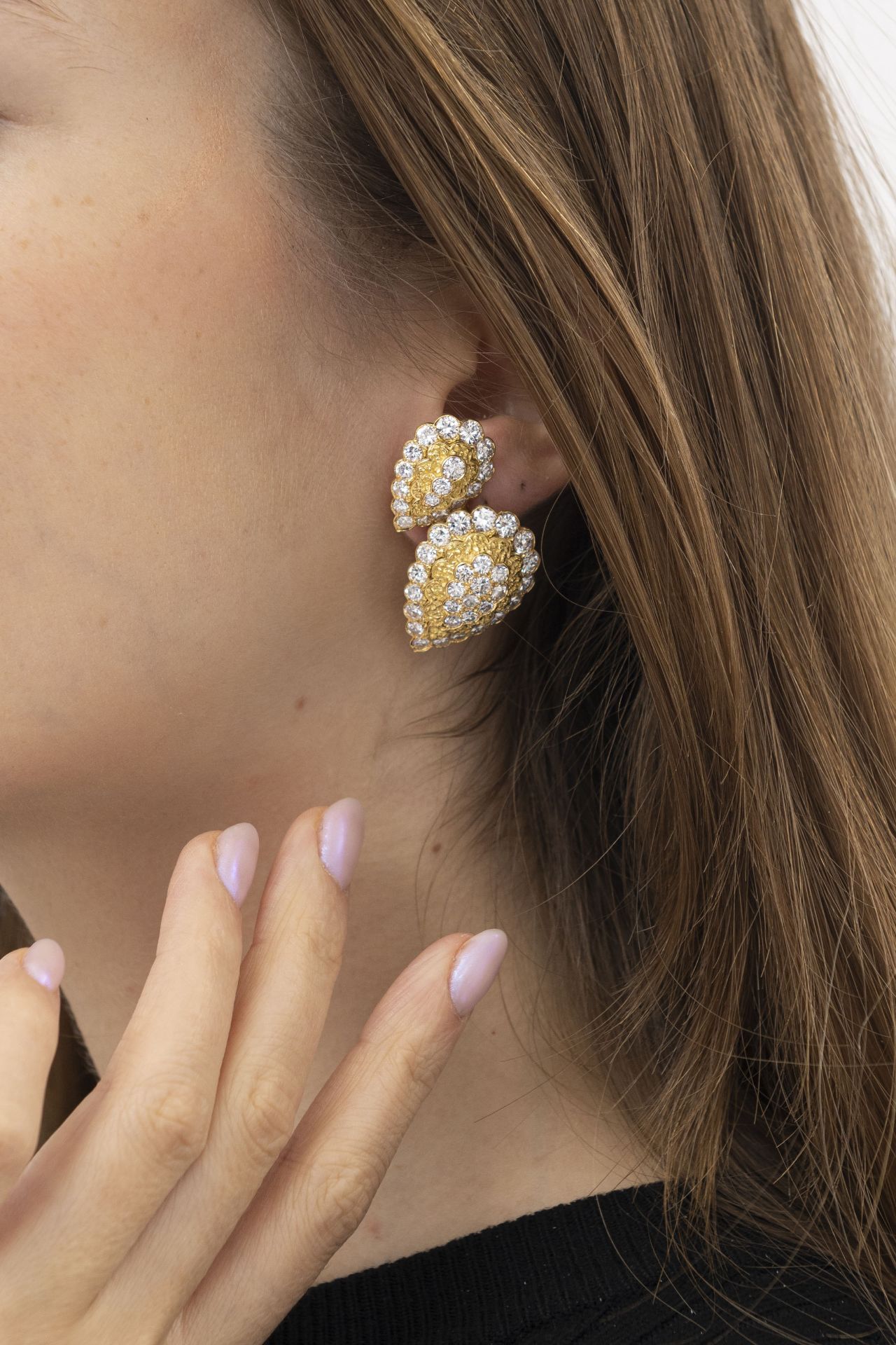 Van Cleef & Arpels, paire de clips d'oreilles gouttes en or 750 texturé sertis de diamants taille br - Image 4 of 4