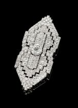 Broche Art Déco platine et or gris 750 ajouré de filets en escalier et entièrement pavée de diamants