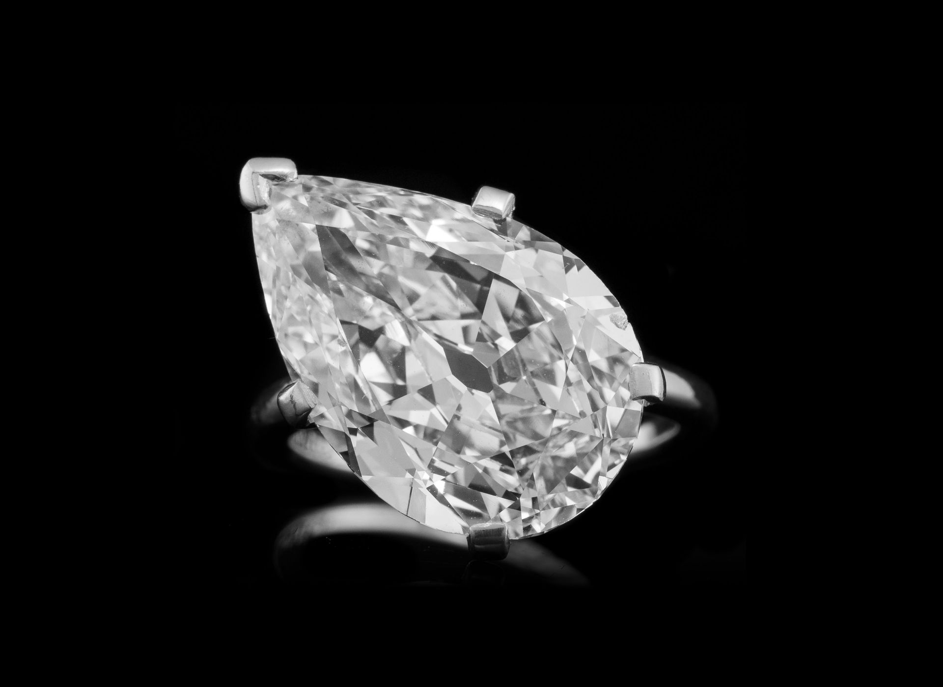 Cartier, monture par, bague platine sertie d'un diamant taille poire modifié positionné de manière o - Image 4 of 7