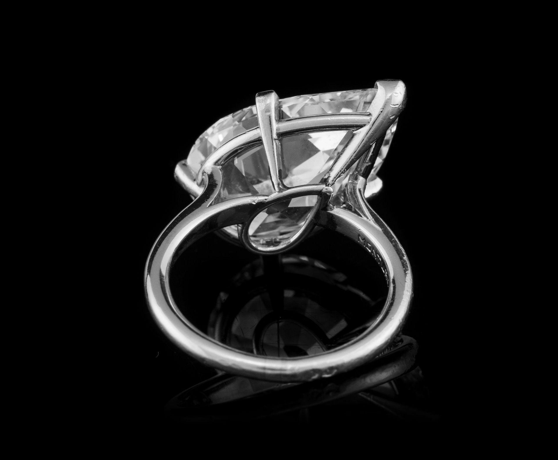 Cartier, monture par, bague platine sertie d'un diamant taille poire modifié positionné de manière o - Image 6 of 7