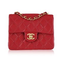 Chanel, mini Timeless classique à rabat simple en cuir d'agneau rouge, 14x17 cm