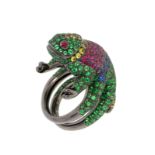 Boucheron, bague figurant Masy le caméléon entièrement pavé de tsavorites, rubis et saphirs de cou