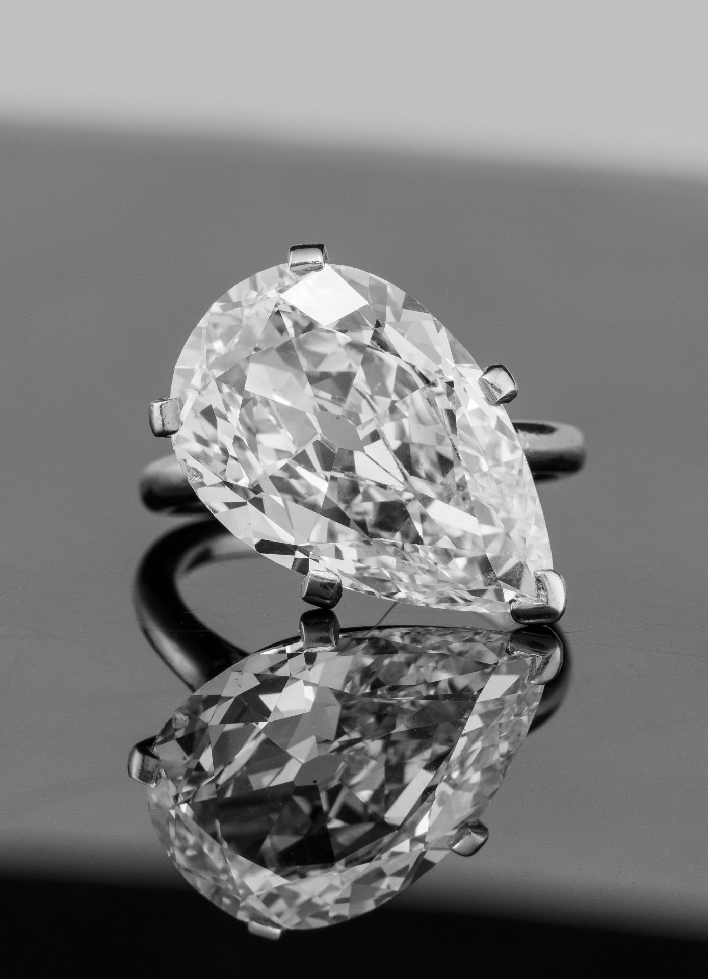 Cartier, monture par, bague platine sertie d'un diamant taille poire modifié positionné de manière o - Image 3 of 7