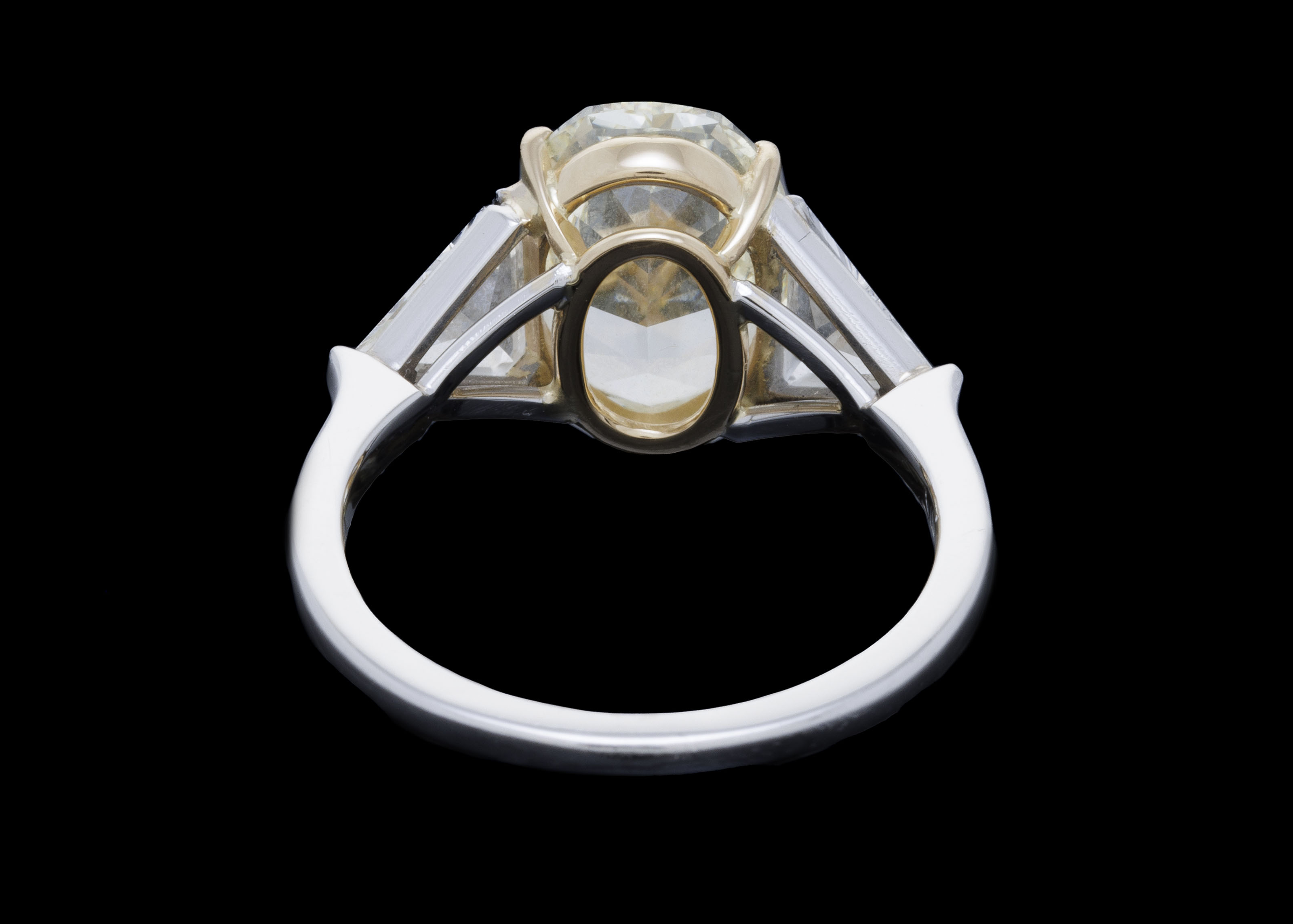 Bague platine et or 750 sertie d'un diamants taille ovale de 3.25 carats épaulé de deux diamants tai - Image 3 of 3