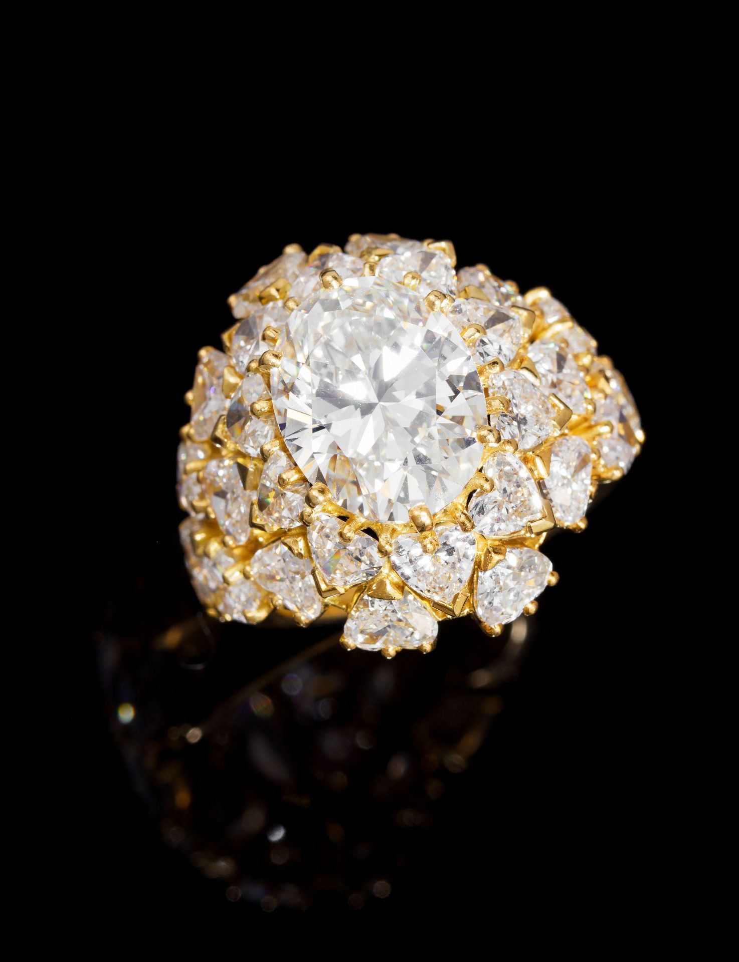 Bague or 750 sertie d'un diamant taille ovale de 5.12 carats, corps de bague pavé de diamants taill - Bild 2 aus 7