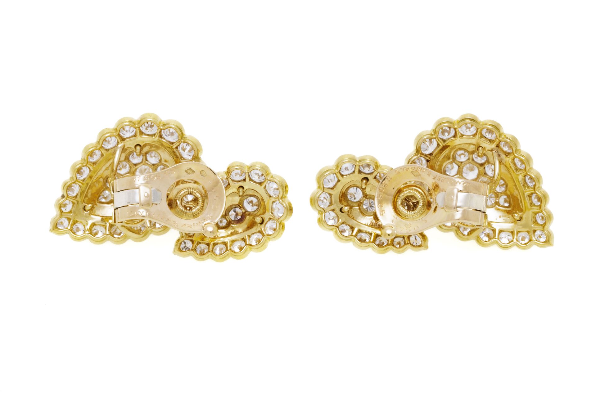 Van Cleef & Arpels, paire de clips d'oreilles gouttes en or 750 texturé sertis de diamants taille br - Image 3 of 4