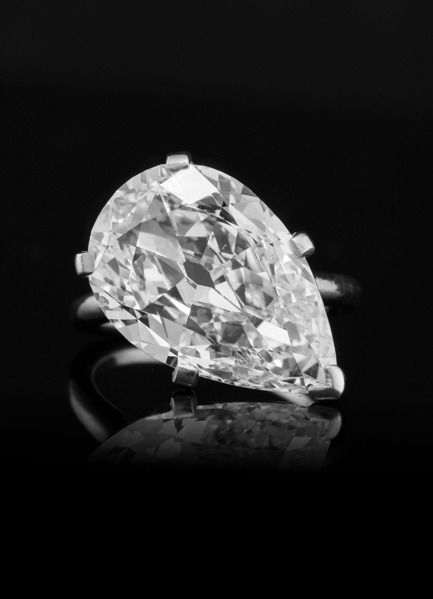 Cartier, monture par, bague platine sertie d'un diamant taille poire modifié positionné de manière o - Image 2 of 7