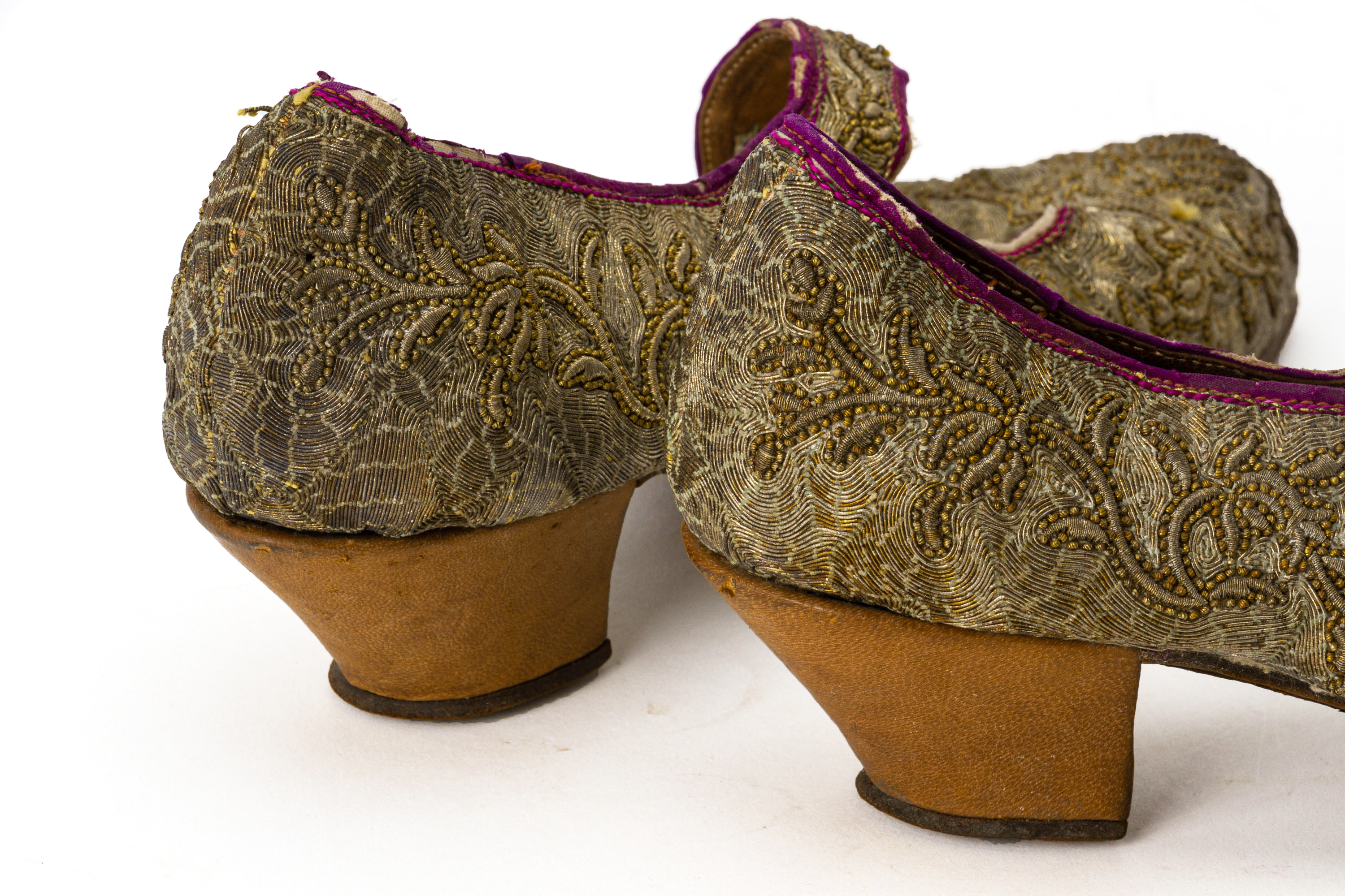 A PAIR OF HEELED EMBROIDERED WEDDING SHOES - Image 3 of 3