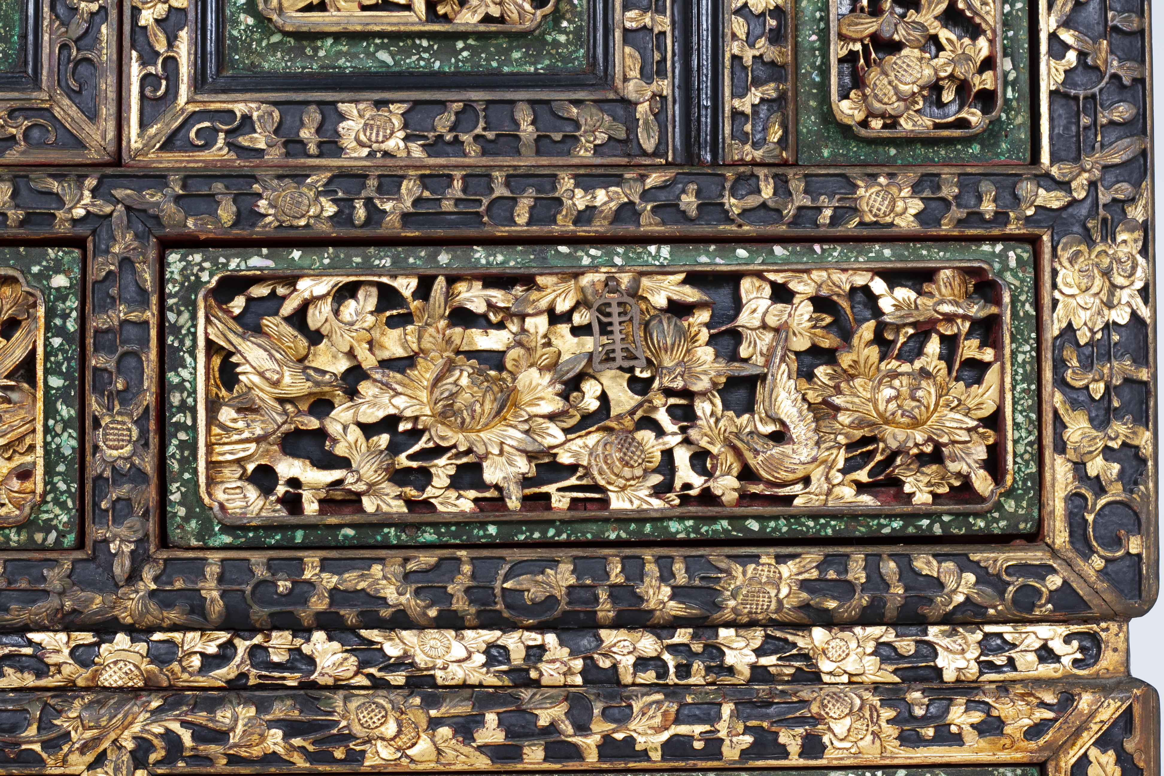 AN ELABORATE CARVED AND PARCEL-GILT CABINET - Image 7 of 11