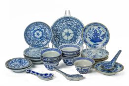 A GROUP OF BLUE AND WHITE TEA BOWLS, PLATES AND SPOONS