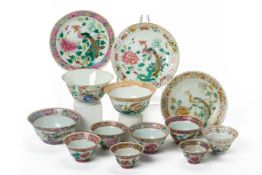 AN ASSORTED GROUP OF FAMILLE ROSE BOWLS AND PLATES