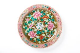 A LARGE MUSTARD GREEN FAMILLE ROSE 'PEONY' DISH