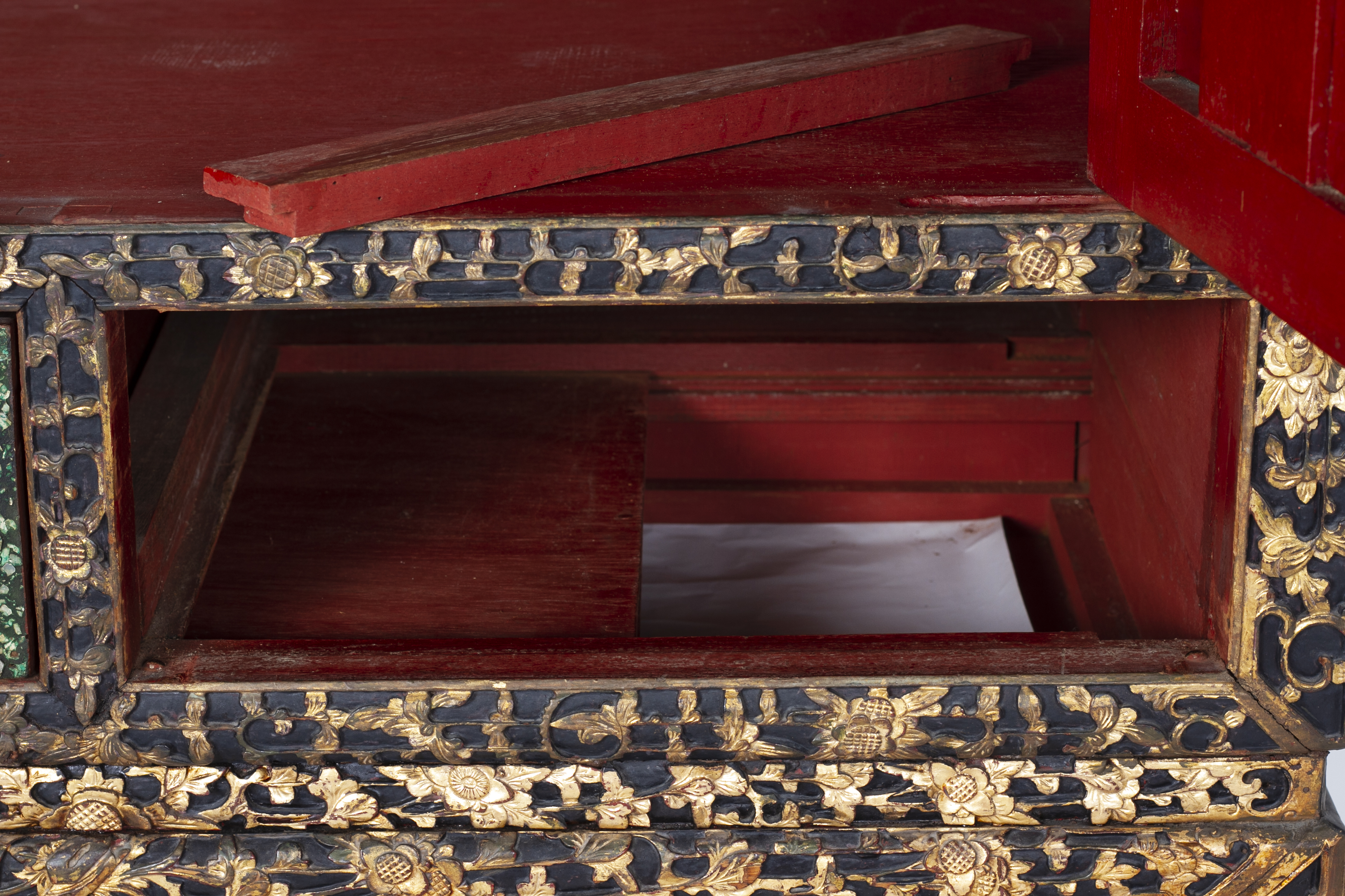 AN ELABORATE CARVED AND PARCEL-GILT CABINET - Image 8 of 11