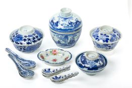 A SMALL QUANTITY OF BLUE AND WHITE ORIENTAL PORCELAIN ITEMS