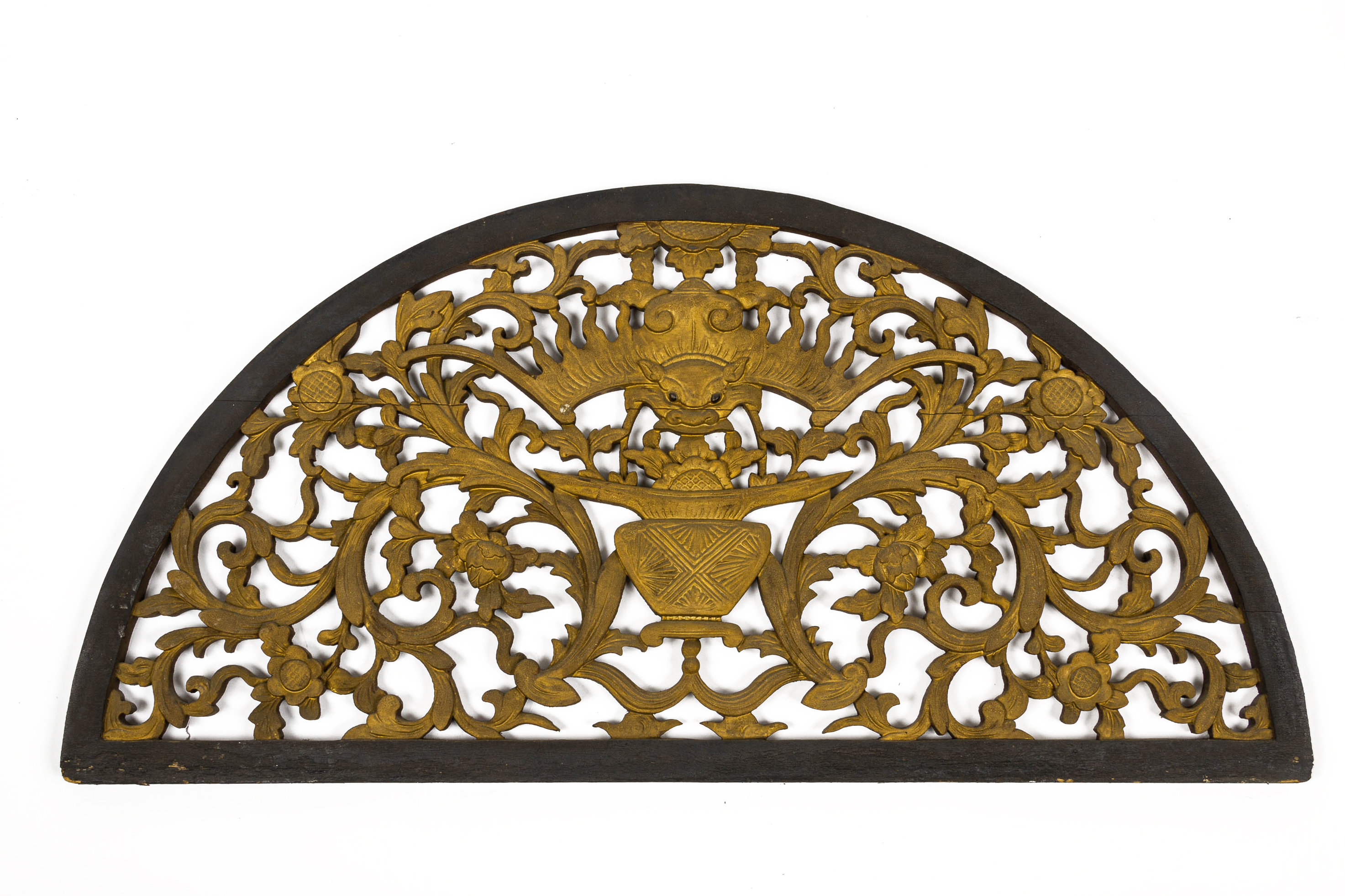 A PAIR OF ARCHED CARVED AND PIERCED WOOD PANELS - Image 3 of 4