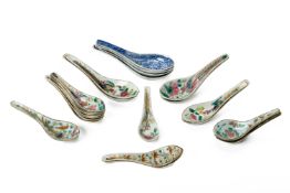 A GROUP OF BLUE AND WHITE AND FAMILLE ROSE PORCELAIN SPOONS