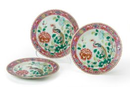 A GROUP OF THREE SIMILAR FAMILLE ROSE 'PHOENIX' PLATES