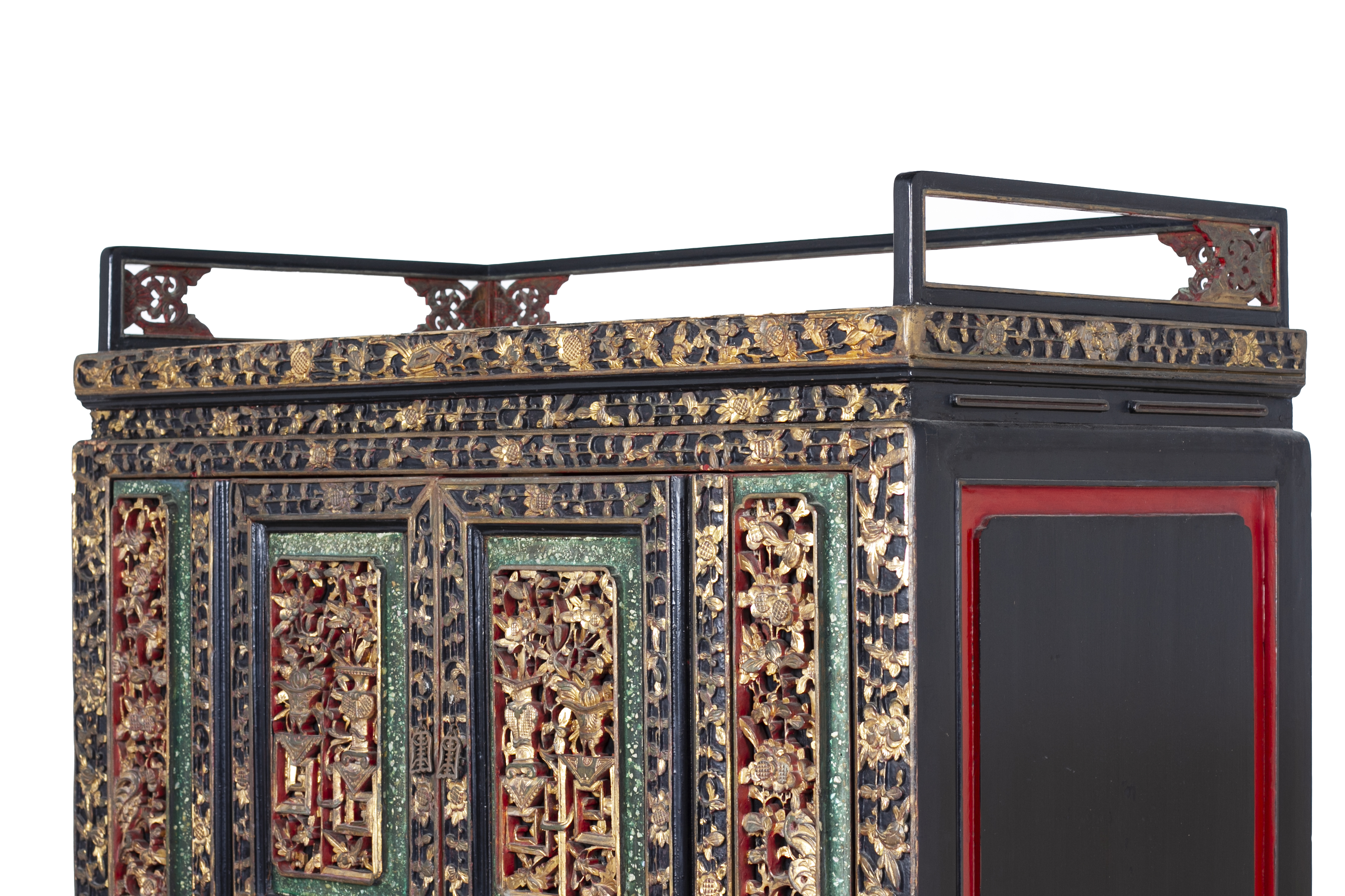 AN ELABORATE CARVED AND PARCEL-GILT CABINET - Image 11 of 11