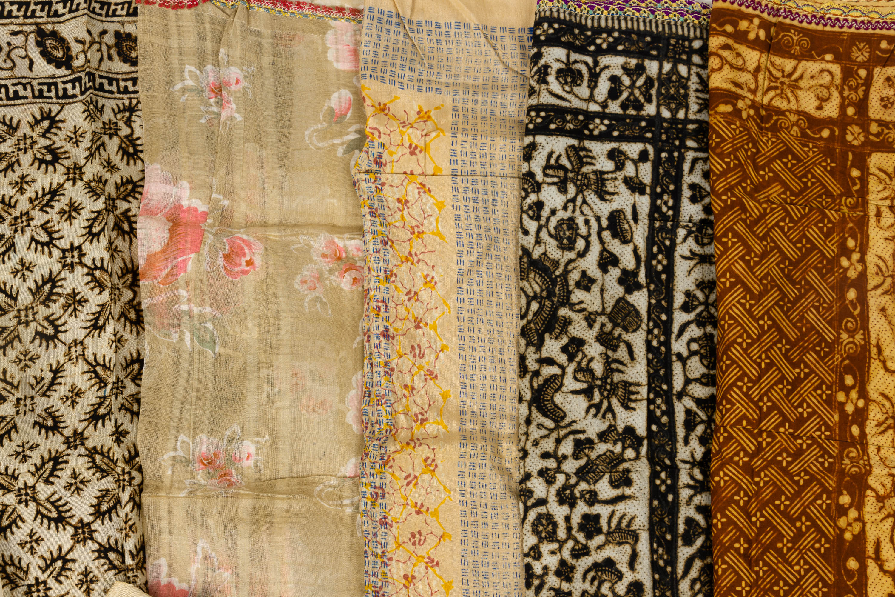 A SMALL QUANTITY OF SILK HANDKERCHIEFS AND WAIST BANDS - Image 2 of 3